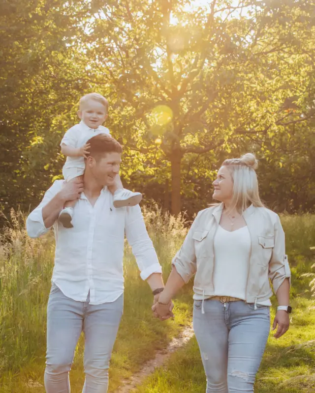 Wünschen euch einen schönen Wochenstart 🌞🧡 #family 
#familienshooting #familie #couple #couplesgoals #boy #shooting #sunset #weinberge #sun #light #photo #photography #foto #fotograf #liebe #love